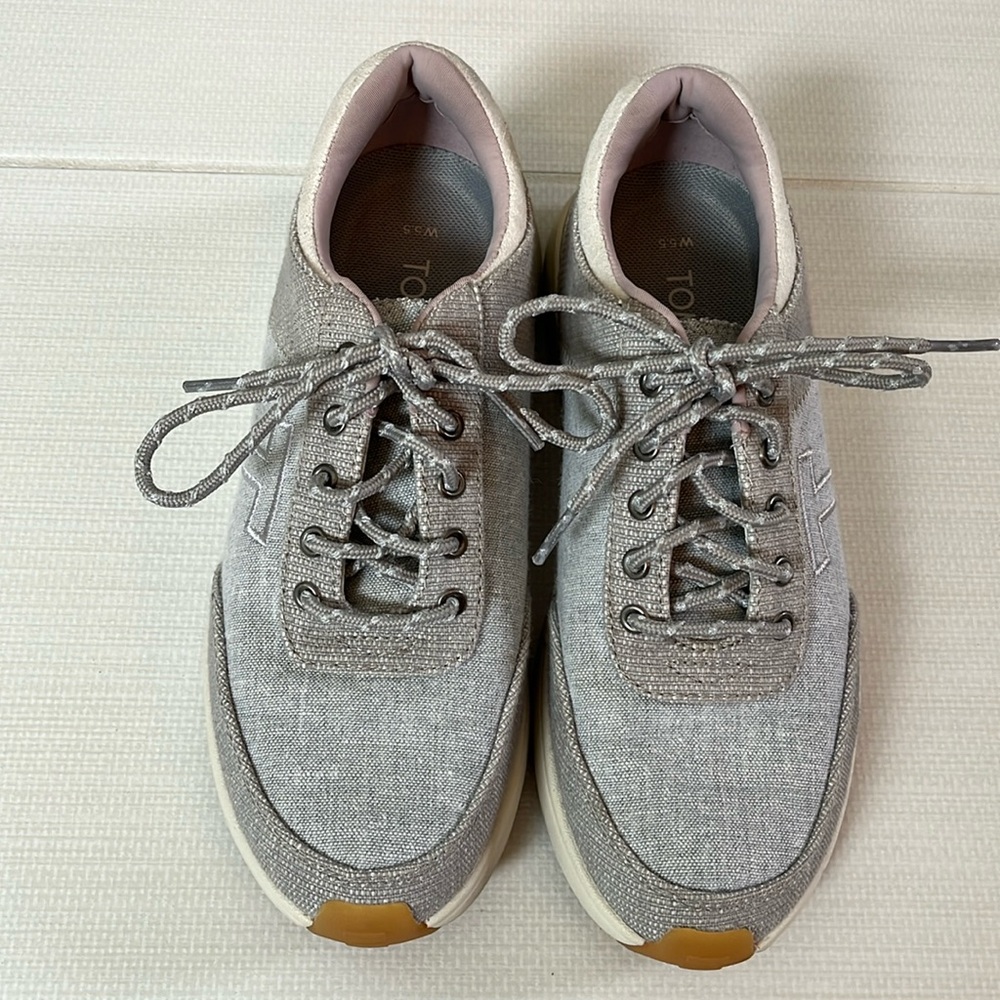 Tom’s light gray sneakers